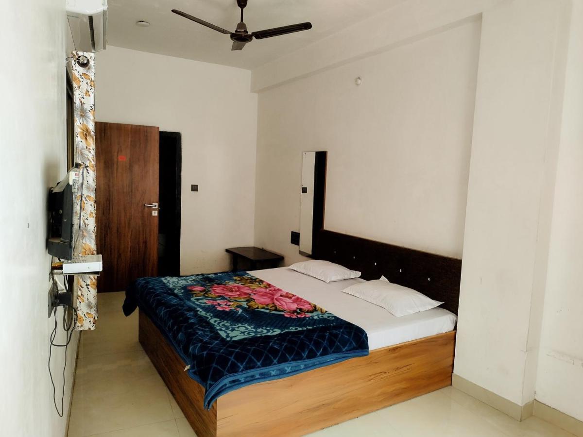 Hotel Guru Kripa - 500Mtr From Shreenathji Temple Натхдвара Экстерьер фото
